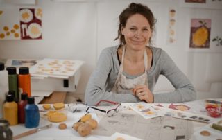 Foto von Birte Müller im Atelier